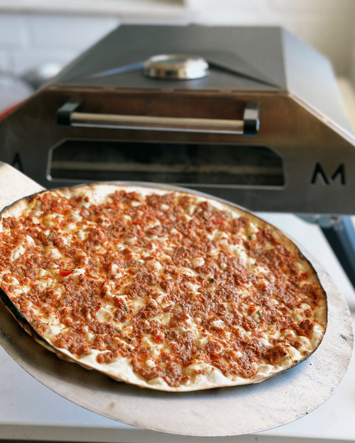Teigboden für Lahmacun oder türkische Pizza im Pizzaofen