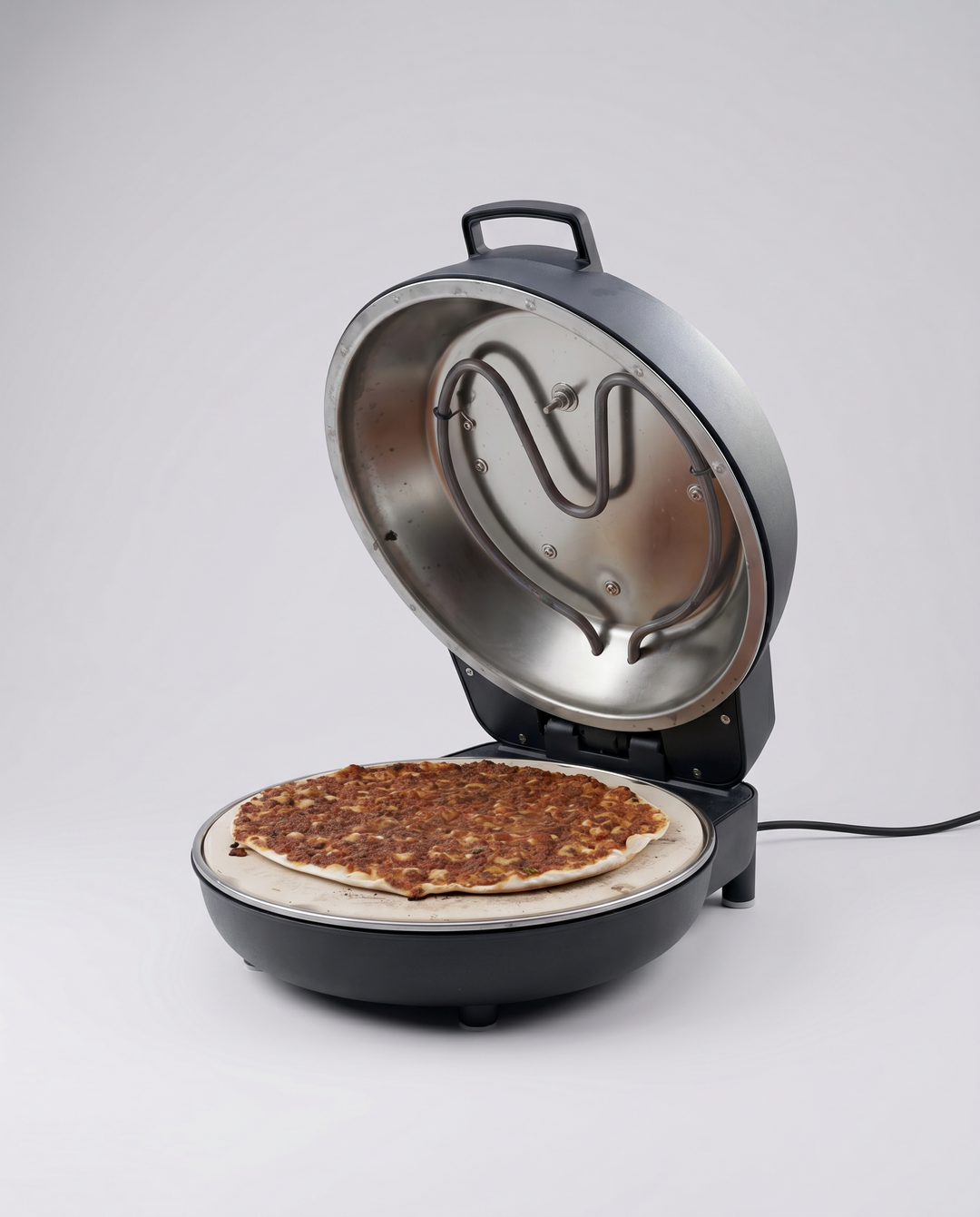 Teigboden für Lahmacun oder türkische Pizza im Pizzaofen